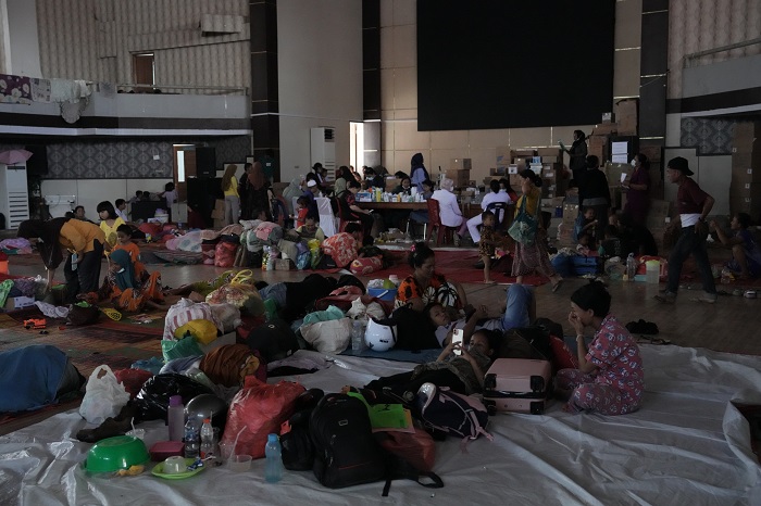 Warga pengungsi di Tapanuli Tengah memanfaatkan jaringan komunikasi yang telah dipulihkan untuk menghubungi keluarga usai banjir besar. (Dok. Tim Media Prabowo)