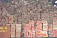 Kapal ADRI XCII-BM diberangkatkan dari Tanjung Priok membawa 8.690 koli bantuan TNI AD untuk korban bencana di Aceh, Sumut, dan Sumbar. (Dok. Tim Media Prabowo)