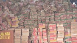 Kapal ADRI XCII-BM diberangkatkan dari Tanjung Priok membawa 8.690 koli bantuan TNI AD untuk korban bencana di Aceh, Sumut, dan Sumbar. (Dok. Tim Media Prabowo)