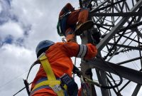 Petugas PLN bekerja 24 jam didukung armada TNI untuk membawa material tower ke wilayah terdampak banjir di Aceh. (Dok. PT PLN)
