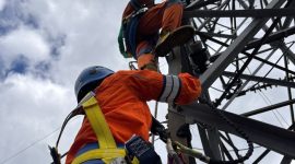Petugas PLN bekerja 24 jam didukung armada TNI untuk membawa material tower ke wilayah terdampak banjir di Aceh. (Dok. PT PLN)
