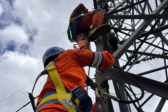 Petugas PLN bekerja 24 jam didukung armada TNI untuk membawa material tower ke wilayah terdampak banjir di Aceh. (Dok. PT PLN)
