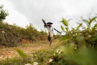 Warga memikul logistik sejauh 7 km menuju Desa Batu Nagodang Siatas yang terisolir akibat longsor dan akses jalan terputus. (Dok. Tim Media Prabowo)