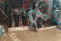 Personel TNI AD membersihkan RSUD Aceh Tamiang yang tertutup lumpur 40 cm setelah banjir besar merusak fasilitas rumah sakit. (Dok. Tim Media Prabowo)