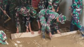 Personel TNI AD membersihkan RSUD Aceh Tamiang yang tertutup lumpur 40 cm setelah banjir besar merusak fasilitas rumah sakit. (Dok. Tim Media Prabowo)