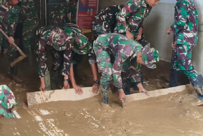 Personel TNI AD membersihkan RSUD Aceh Tamiang yang tertutup lumpur 40 cm setelah banjir besar merusak fasilitas rumah sakit. (Dok. Tim Media Prabowo)
