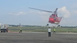 Helikopter Sikorsky BNPB mengangkut genset 250 kWh menuju RSUD Takengon untuk memastikan layanan gawat darurat tetap berjalan saat Aceh diterjang banjir. (Dok. Tim Media Prabowo)