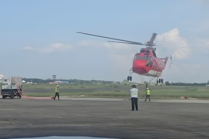 Helikopter Sikorsky BNPB mengangkut genset 250 kWh menuju RSUD Takengon untuk memastikan layanan gawat darurat tetap berjalan saat Aceh diterjang banjir. (Dok. Tim Media Prabowo)