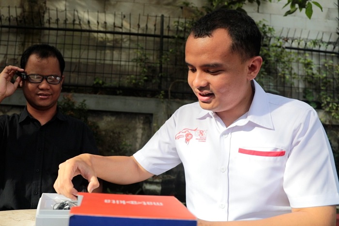 Penyaluran kacamata pintar AI kepada penyandang tunanetra, membantu aktivitas membaca, transaksi, hingga mengenali lawan bicara. (Dok. Tim Media Prabowo)
