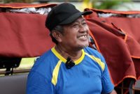 Suasana haru saat penarik becak lansia di Purwokerto menerima becak listrik dari Prabowo, menjadi dukungan nyata bagi ekonomi rakyat kecil. (Instagram.com @yayasan_gsn)