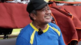 Suasana haru saat penarik becak lansia di Purwokerto menerima becak listrik dari Prabowo, menjadi dukungan nyata bagi ekonomi rakyat kecil. (Instagram.com @yayasan_gsn)