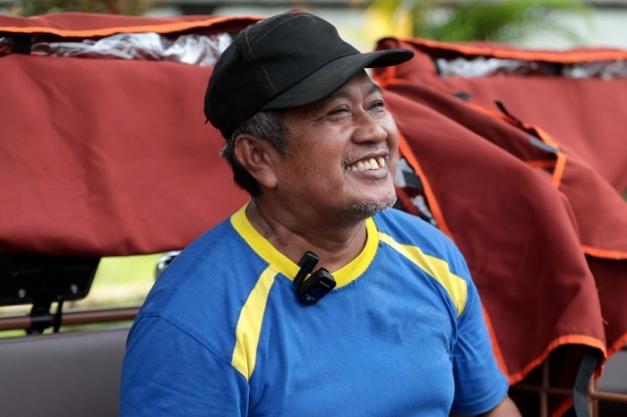 Suasana haru saat penarik becak lansia di Purwokerto menerima becak listrik dari Prabowo, menjadi dukungan nyata bagi ekonomi rakyat kecil. (Instagram.com @yayasan_gsn)