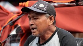 Penarik becak Banjarnegara ini akhirnya kembali bersemangat mencari nafkah setelah mendapatkan becak listrik dari Prabowo. (Dok. Tim Media Prabowo)