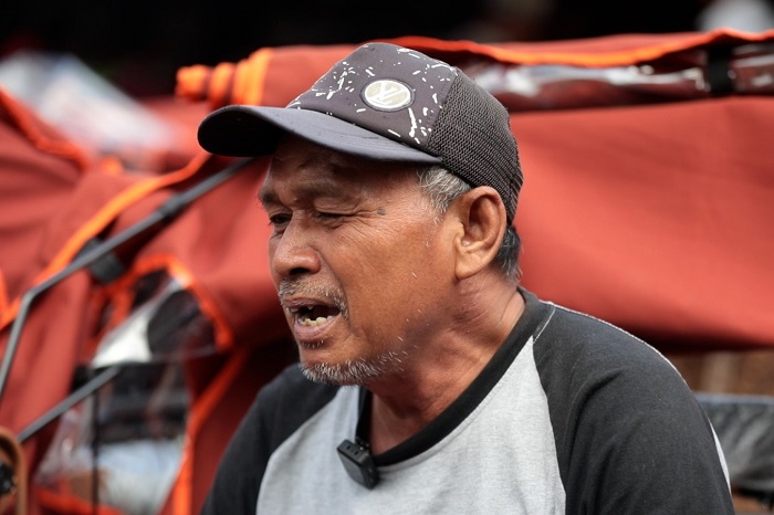 Penarik becak Banjarnegara ini akhirnya kembali bersemangat mencari nafkah setelah mendapatkan becak listrik dari Prabowo. (Dok. Tim Media Prabowo)