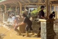 Relawan dan TNI bergotong-royong membersihkan RSUD Aceh Tamiang dari lumpur banjir demi mempercepat pembukaan layanan kesehatan penting. (Dok. Tim Media Prabowo)
