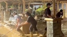 Relawan dan TNI bergotong-royong membersihkan RSUD Aceh Tamiang dari lumpur banjir demi mempercepat pembukaan layanan kesehatan penting. (Dok. Tim Media Prabowo)
