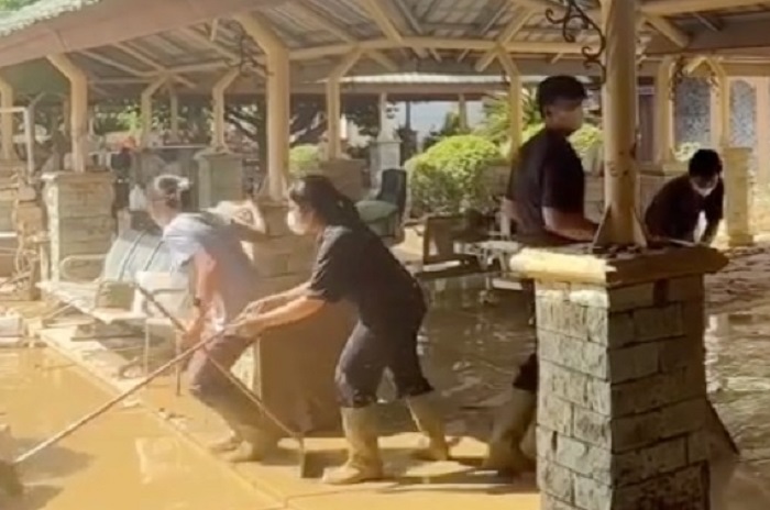 Relawan dan TNI bergotong-royong membersihkan RSUD Aceh Tamiang dari lumpur banjir demi mempercepat pembukaan layanan kesehatan penting. (Dok. Tim Media Prabowo)
