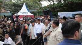 Di tengah peninjauan lokasi bencana, Presiden Prabowo menekankan kesiapan energi, pangan, dan peringatan dini cuaca menjelang libur akhir tahun.Di tengah peninjauan lokasi bencana, Presiden Prabowo menekankan kesiapan energi, pangan, dan peringatan dini cuaca menjelang libur akhir tahun. (Dok. Tim Media Prabowo)