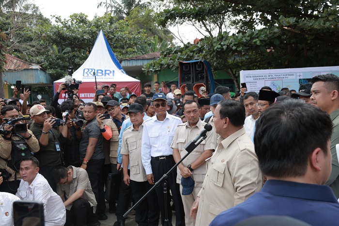 Di tengah peninjauan lokasi bencana, Presiden Prabowo menekankan kesiapan energi, pangan, dan peringatan dini cuaca menjelang libur akhir tahun.Di tengah peninjauan lokasi bencana, Presiden Prabowo menekankan kesiapan energi, pangan, dan peringatan dini cuaca menjelang libur akhir tahun. (Dok. Tim Media Prabowo)