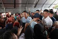 Presiden Prabowo Subianto disambut sholawat warga saat tiba di Posko Pengungsian MAN 1 Langkat, Sumatera Utara, Sabtu (13/12/2025).  (Dok. Tim Media Prabowo)