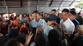 Presiden Prabowo Subianto disambut sholawat warga saat tiba di Posko Pengungsian MAN 1 Langkat, Sumatera Utara, Sabtu (13/12/2025).  (Dok. Tim Media Prabowo)