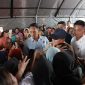 Presiden Prabowo Subianto disambut sholawat warga saat tiba di Posko Pengungsian MAN 1 Langkat, Sumatera Utara, Sabtu (13/12/2025).  (Dok. Tim Media Prabowo)
