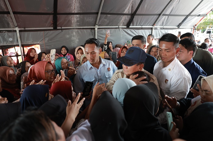 Presiden Prabowo Subianto disambut sholawat warga saat tiba di Posko Pengungsian MAN 1 Langkat, Sumatera Utara, Sabtu (13/12/2025).  (Dok. Tim Media Prabowo)