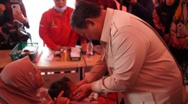 Presiden Prabowo Subianto menyapa warga di Posko Pengungsian MAN 1 Langkat, memastikan negara hadir dan kebutuhan korban banjir terpenuhi. (Dok. Tim Media Prabowo)