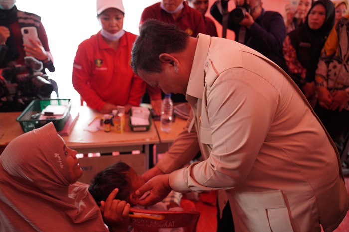 Presiden Prabowo Subianto menyapa warga di Posko Pengungsian MAN 1 Langkat, memastikan negara hadir dan kebutuhan korban banjir terpenuhi. (Dok. Tim Media Prabowo)