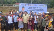 Menteri PKP Maruarar Sirait melakukan peletakan batu pertama pembangunan hunian tetap korban bencana di Tapanuli Tengah, Sumatera Utara. (Dok. Tim Media Prabowo)