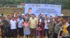 Menteri PKP Maruarar Sirait melakukan peletakan batu pertama pembangunan hunian tetap korban bencana di Tapanuli Tengah, Sumatera Utara. (Dok. Tim Media Prabowo)