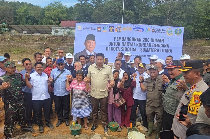 Menteri PKP Maruarar Sirait melakukan peletakan batu pertama pembangunan hunian tetap korban bencana di Tapanuli Tengah, Sumatera Utara. (Dok. Tim Media Prabowo)