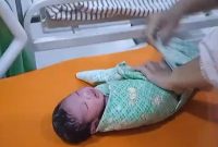 Dokter Puskesmas Stabat Lama membantu persalinan darurat di ambulans saat evakuasi ibu hamil di tengah banjir dan lumpuhnya layanan RS di Langkat. (Dok. Tim Media Prabowo)