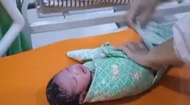 Dokter Puskesmas Stabat Lama membantu persalinan darurat di ambulans saat evakuasi ibu hamil di tengah banjir dan lumpuhnya layanan RS di Langkat. (Dok. Tim Media Prabowo)