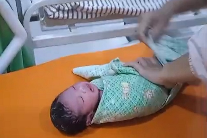 Dokter Puskesmas Stabat Lama membantu persalinan darurat di ambulans saat evakuasi ibu hamil di tengah banjir dan lumpuhnya layanan RS di Langkat. (Dok. Tim Media Prabowo)