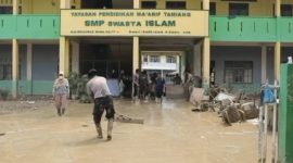 Personel Brimob Polda Aceh membersihkan lumpur di ruang kelas SMP Swasta Islam Kuala Simpang, Aceh Tamiang, pascabanjir bandang. (Dok. Tim Media Prabowo)