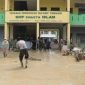 Personel Brimob Polda Aceh membersihkan lumpur di ruang kelas SMP Swasta Islam Kuala Simpang, Aceh Tamiang, pascabanjir bandang. (Dok. Tim Media Prabowo)