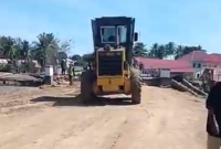 Alat berat bekerja mempercepat penyelesaian jembatan Aceh–Medan di Pidie Jaya yang ditargetkan selesai hari ini untuk memulihkan akses masyarakat. (Dok. Tim Media Prabowo)