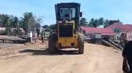 Alat berat bekerja mempercepat penyelesaian jembatan Aceh–Medan di Pidie Jaya yang ditargetkan selesai hari ini untuk memulihkan akses masyarakat. (Dok. Tim Media Prabowo)