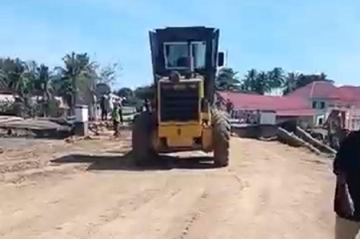 Alat berat bekerja mempercepat penyelesaian jembatan Aceh–Medan di Pidie Jaya yang ditargetkan selesai hari ini untuk memulihkan akses masyarakat. (Dok. Tim Media Prabowo)