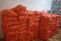 Petugas gabungan TNI, Polri, BNPB, dan korporasi menyiapkan logistik sebelum diberangkatkan ke daerah terdampak banjir dan longsor. (Facebook.com @Badan Nasional Penanggulangan Bencana)