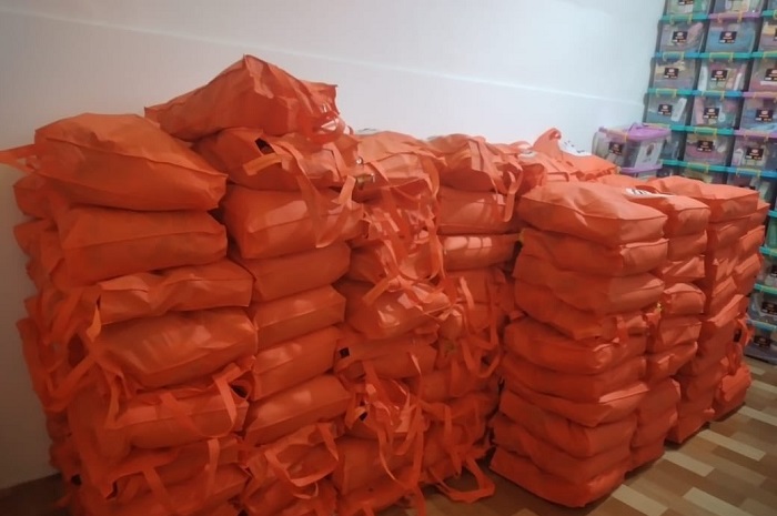 Petugas gabungan TNI, Polri, BNPB, dan korporasi menyiapkan logistik sebelum diberangkatkan ke daerah terdampak banjir dan longsor. (Facebook.com @Badan Nasional Penanggulangan Bencana)