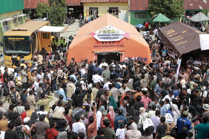 Presiden Prabowo Subianto bersama jajaran menteri saat meninjau wilayah terdampak bencana di Sumatera, sekaligus membahas kesiapan Nataru 2025. (Facebook.com @Setkab RI)