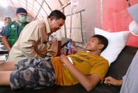 Momen haru saat Presiden Prabowo menyapa langsung warga dan mengecek kondisi kesehatan anak-anak di posko pengungsian Langkat. (Dok. Tim Media Prabowo)