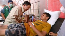 Momen haru saat Presiden Prabowo menyapa langsung warga dan mengecek kondisi kesehatan anak-anak di posko pengungsian Langkat. (Dok. Tim Media Prabowo)