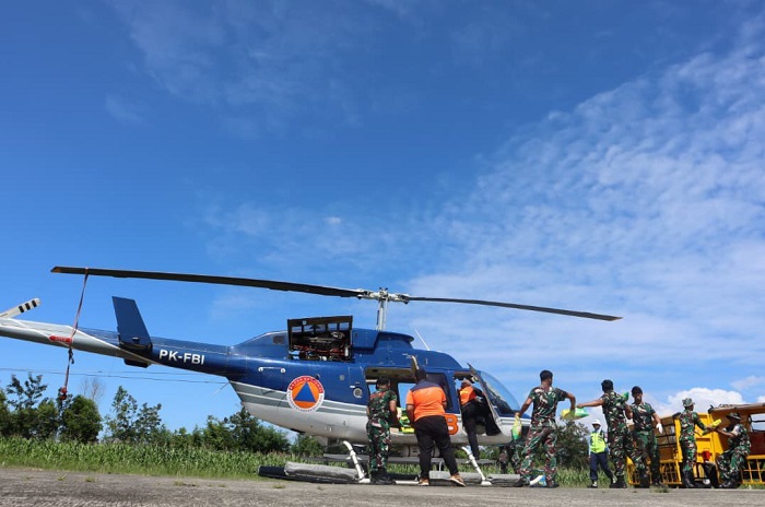 Operasi udara gabungan TNI–Polri–BNPB mengirim bantuan ke wilayah terdampak, termasuk daerah terisolasi akibat banjir dan longsor di Sumatera. (Facebook.com @Badan Nasional Penanggulangan Bencana)