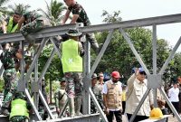 Presiden Prabowo meninjau dampak bencana di Aceh, memastikan perbaikan bendungan dan sawah serta bantuan pangan bagi warga terdampak.. (Facebook.com @Setkab RI)