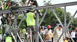 Presiden Prabowo meninjau dampak bencana di Aceh, memastikan perbaikan bendungan dan sawah serta bantuan pangan bagi warga terdampak.. (Facebook.com @Setkab RI)