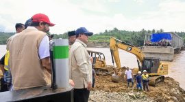 Presiden Prabowo meninjau Jembatan Bailey di Teupin Mane dan memastikan rehabilitasi sawah rusak serta penghapusan utang petani terdampak banjir Aceh. (Dok. Tim Media Prabowo)