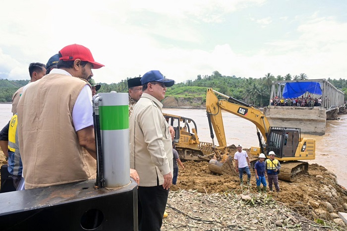 Presiden Prabowo meninjau Jembatan Bailey di Teupin Mane dan memastikan rehabilitasi sawah rusak serta penghapusan utang petani terdampak banjir Aceh. (Dok. Tim Media Prabowo)